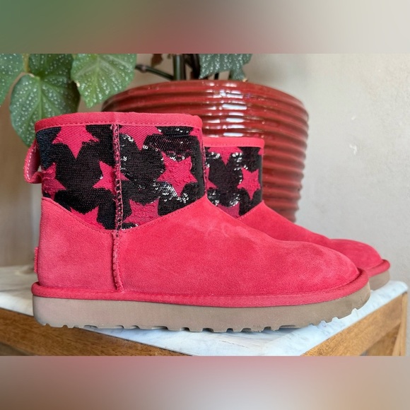 UGG Classic Mini Sequin Stars Ankle Boots Red Black Size 7 Women’s - Picture 11 of 13